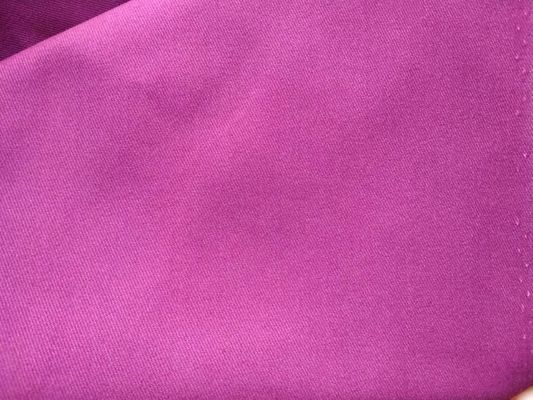 Einfach gefärbt 80% Polyester 20% Baumwolle 255-260 gms Twill-Arbeitsbekleidung Stoff mit Pfirsich-Finish