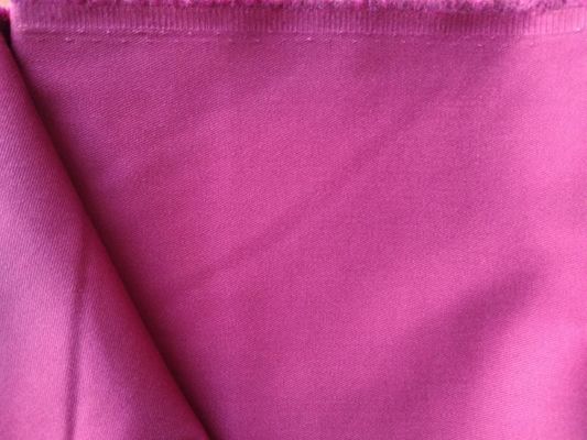 Einfach gefärbt 80% Polyester 20% Baumwolle 255-260 gms Twill-Arbeitsbekleidung Stoff mit Pfirsich-Finish
