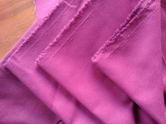 Einfach gefärbt 80% Polyester 20% Baumwolle 255-260 gms Twill-Arbeitsbekleidung Stoff mit Pfirsich-Finish