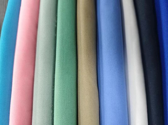 Wasserdichte Anti-Pille 100% Polyester Twill Stoff Arbeitskleidung Stoff Stoff angepasste Farbe